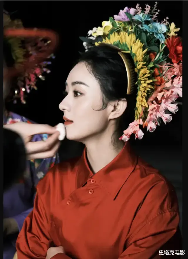 同是戴簪花，为啥「较土」的赵丽颖被央视力挺，毛晓彤，陈都灵却没出圈（赵丽颖为什么这么土）-第13张图片-九妖电影