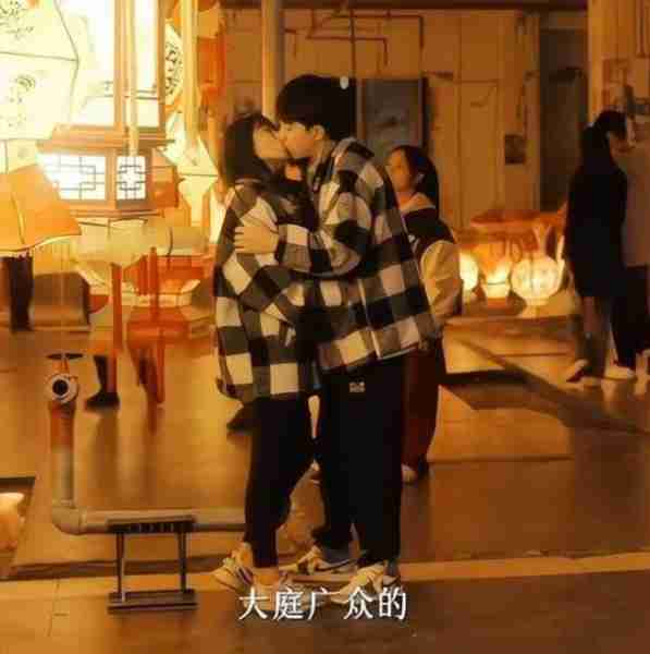 同样是演“美貌残废人”，对比周雨彤与钟楚曦，差距就出来了（周雨彤和谁像）-第5张图片-九妖电影