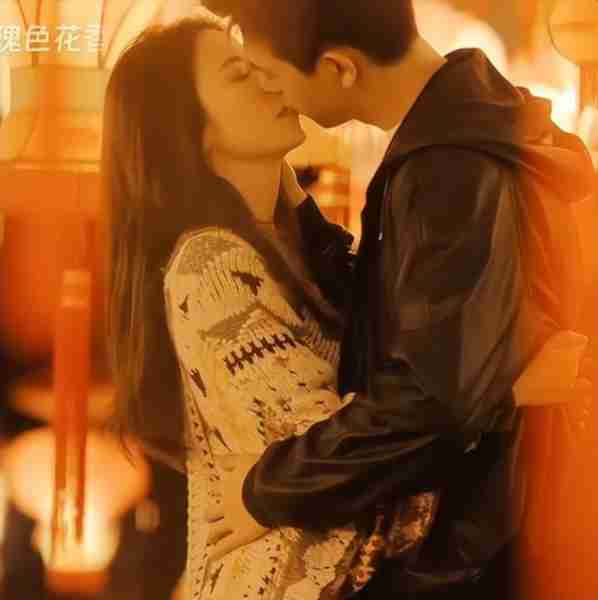 同样是演“美貌残废人”，对比周雨彤与钟楚曦，差距就出来了（周雨彤和谁像）-第10张图片-九妖电影