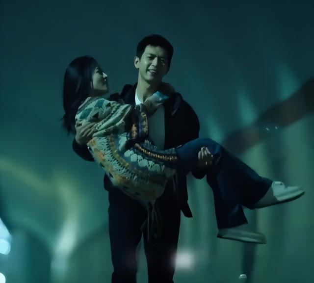 同样是演“美貌残废人”，对比周雨彤与钟楚曦，差距就出来了（周雨彤和谁像）-第13张图片-九妖电影