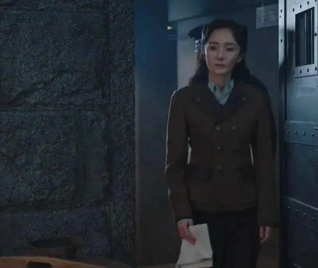 同样是演女特务,王鸥和杨幂一比,我才知道:什么是老天爷赏饭吃_1(王鸥和杨幂怎么回事)-第21张图片-九妖电影 同样是演女特务,王鸥和杨幂一比,我才知道:什么是老天爷赏饭吃_1(王鸥和杨幂怎么回事)-第21张图片-九妖电影