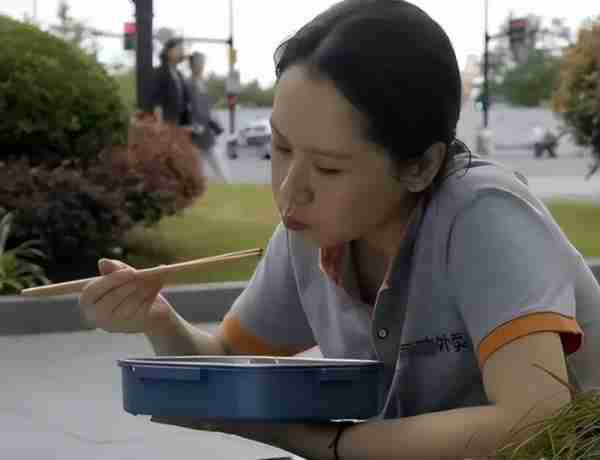 同样演“吃盒饭”，把阮经天、海清和刘涛放在一起看，高下立判（海清演的张桂梅的那个电影叫什么名字）-第12张图片-九妖电影
