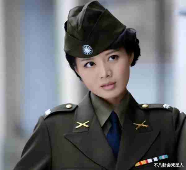 同样演“女军官”，把杨幂和王鸥俞飞鸿放在一起，差别就出来了（杨幂王鸥关系）-第19张图片-九妖电影