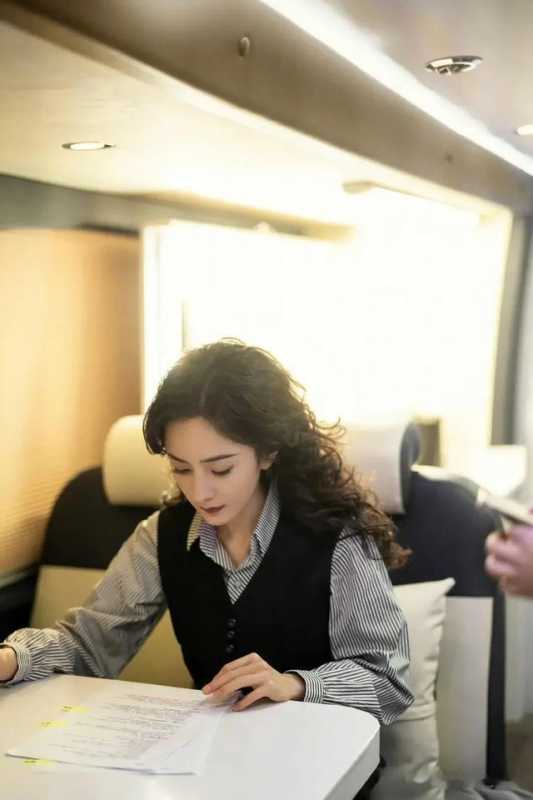 同样演“女特务”，把杨幂和王鸥的演技做比较，差别就出来了（杨幂跟王鸥）-第7张图片-九妖电影