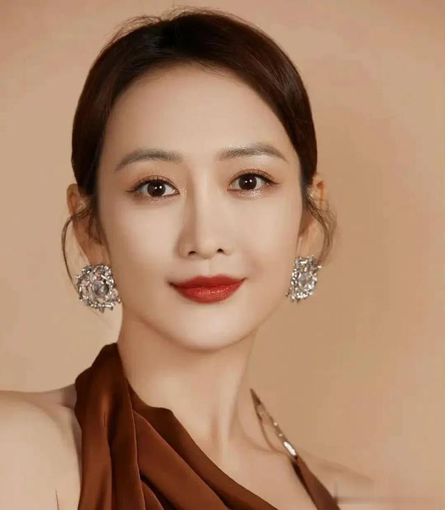 同样演“女特务”，把杨幂和王鸥的演技做比较，差别就出来了（杨幂跟王鸥）-第10张图片-九妖电影