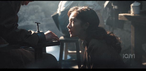 同样演“女特务”，把杨幂和王鸥的演技做比较，差别就出来了（杨幂跟王鸥）-第16张图片-九妖电影