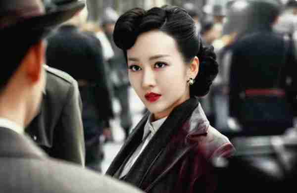 同样演“红唇妩媚”疯批反派，42岁王鸥和37岁杨幂对比，我才明白什么叫“演技炸裂”（王鸥和杨幂同框照片高清）-第7张图片-九妖电影