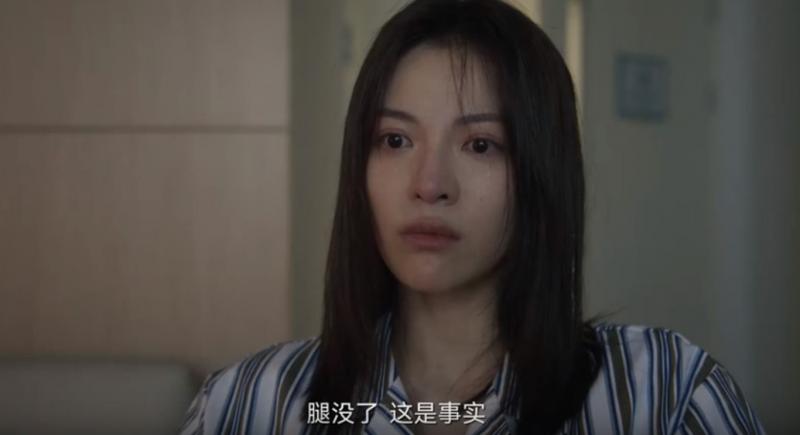 同样演“车祸截肢”，对比31岁钟楚曦和30岁周雨彤，破碎感的差距一目了然（钟楚曦出轨）-第6张图片-九妖电影