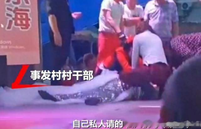 后续！女歌手摔倒去世太蹊跷，知情人透露更多信息，评论区引热议（女歌手摔下舞台图片真实）-第3张图片-九妖电影