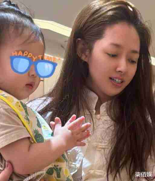 向佐晒三代同框，2岁儿子太像妈长成男版郭碧婷，向太无滤镜原图罕曝光（向佐三年前追过郭碧婷）-第3张图片-九妖电影