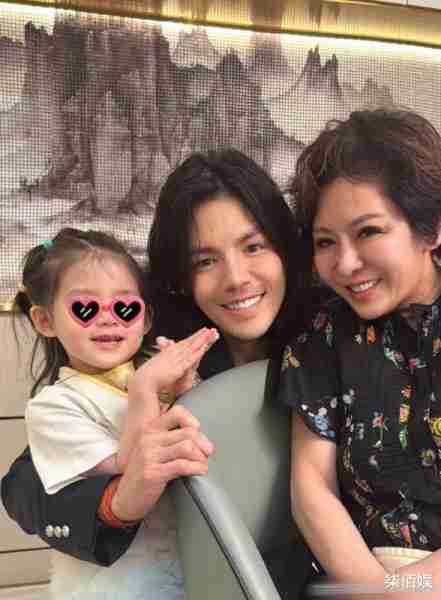 向佐晒三代同框，2岁儿子太像妈长成男版郭碧婷，向太无滤镜原图罕曝光（向佐三年前追过郭碧婷）-第5张图片-九妖电影