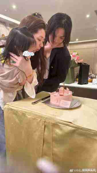 向佐晒全家福庆母亲节，女儿高颜值随妈妈，儿子留长发扎揪揪超萌（向佐的儿子是）-第4张图片-九妖电影