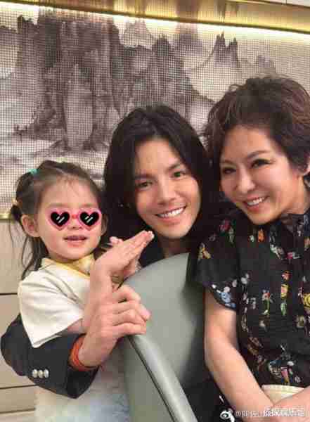 向佐晒全家福庆母亲节，女儿高颜值随妈妈，儿子留长发扎揪揪超萌（向佐的儿子是）-第2张图片-九妖电影