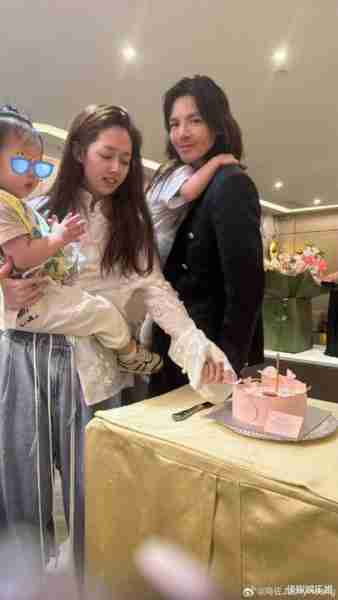 向佐晒全家福庆母亲节，女儿高颜值随妈妈，儿子留长发扎揪揪超萌（向佐的儿子是）-第3张图片-九妖电影