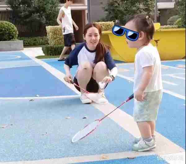向佐晒全家福庆母亲节，女儿高颜值随妈妈，儿子留长发扎揪揪超萌（向佐的儿子是）-第6张图片-九妖电影