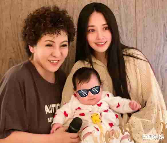 向华强每天和孙女视频，向太把所有珠宝留给孙女，重男轻女不存在的（向华强个人信息）-第3张图片-九妖电影