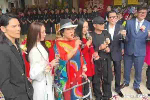 向太新店开业，站C位的李连杰老了，香港店预约难，人均消费2000左右（李连杰和向太是什么关系）-第3张图片-九妖电影