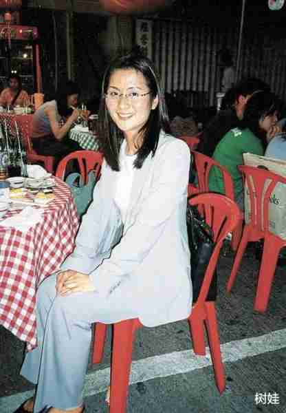 吴家乐54岁名媛妻罕露脸，穿着朴实素颜出镜，已放弃继承18亿股权（吴家乐年轻照片）-第6张图片-九妖电影