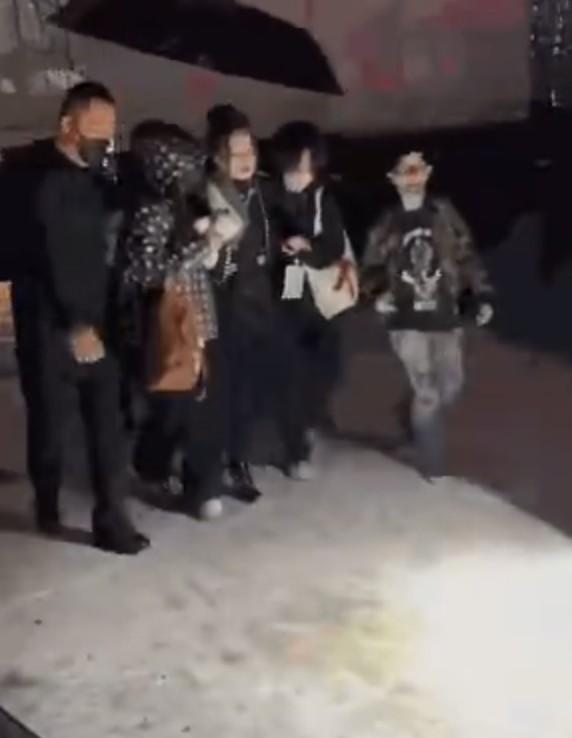 告了！网疯传张韶涵台上拉肚子，官方声明点名提告，被人恶意造谣（张韶涵被怼哭）-第5张图片-九妖电影