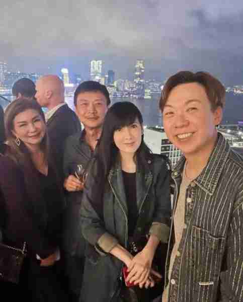 周慧敏与老公倪震合照流出！粉碎离婚传言，夫妻依偎灿笑感情好（周慧敏老公倪震有钱吗）-第5张图片-九妖电影