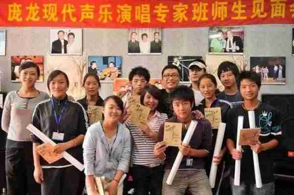 凭一首歌赚2亿,上4次春晚后忽然“消失”,如今的他怎样了?(春晚没了谁)-第28张图片-九妖电影 凭一首歌赚2亿,上4次春晚后忽然“消失”,如今的他怎样了?(春晚没了谁)-第28张图片-九妖电影