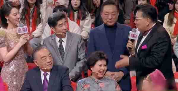 出圈了!东方卫视这一夜,用春晚惊艳了整个中国:我想站起来鼓掌(东方卫视晚会节目单2023)-第25张图片-九妖电影 出圈了!东方卫视这一夜,用春晚惊艳了整个中国:我想站起来鼓掌(东方卫视晚会节目单2023)-第25张图片-九妖电影