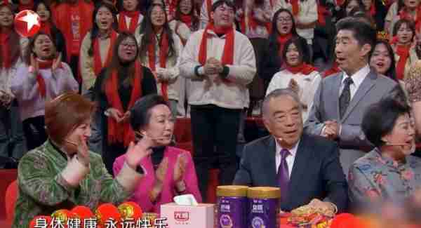出圈了!东方卫视这一夜,用春晚惊艳了整个中国:我想站起来鼓掌(东方卫视晚会节目单2023)-第27张图片-九妖电影 出圈了!东方卫视这一夜,用春晚惊艳了整个中国:我想站起来鼓掌(东方卫视晚会节目单2023)-第27张图片-九妖电影
