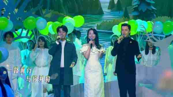 出圈了!东方卫视这一夜,用春晚惊艳了整个中国:我想站起来鼓掌(东方卫视晚会节目单2023)-第45张图片-九妖电影 出圈了!东方卫视这一夜,用春晚惊艳了整个中国:我想站起来鼓掌(东方卫视晚会节目单2023)-第45张图片-九妖电影