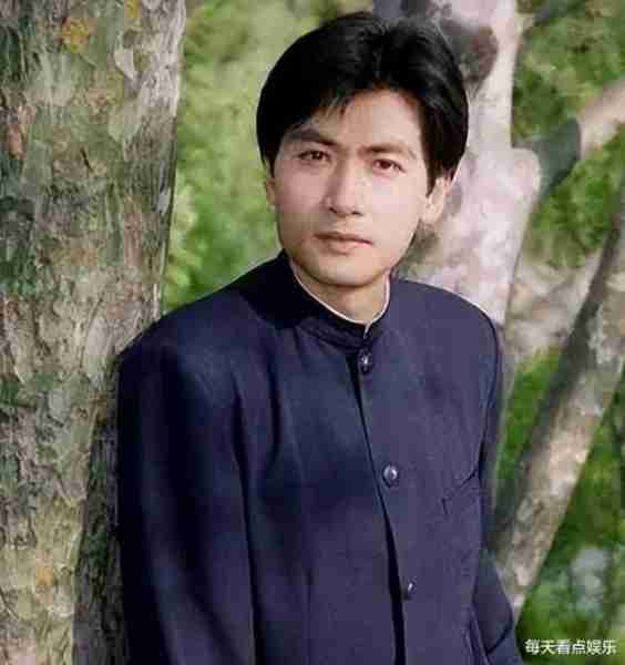 出道31年不温不火，老婆却靠一首歌吃了30年，如今成春晚常客_3（春晚30年三十首经典老歌曲大全播放下载）-第2张图片-九妖电影