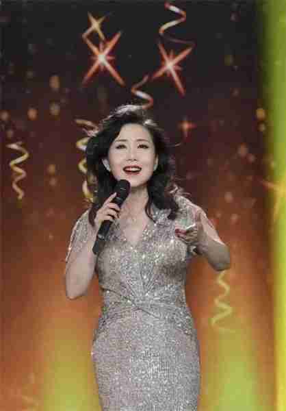 出道36年不温不火，老婆却靠一首歌吃一辈子，如今成春晚常客（老婆是什么歌）-第1张图片-九妖电影