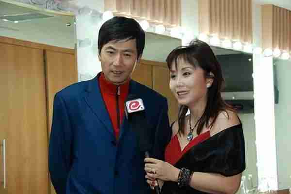 出道36年不温不火，老婆却靠一首歌吃了35年，如今成春晚常客_1（出道七年当明星短剧全集看完）-第16张图片-九妖电影