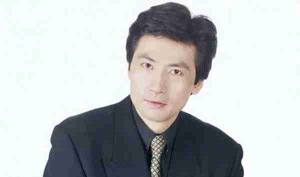 出道36年不温不火，老婆却靠一首歌吃了35年，如今成春晚常客_2（出道多年）-第3张图片-九妖电影