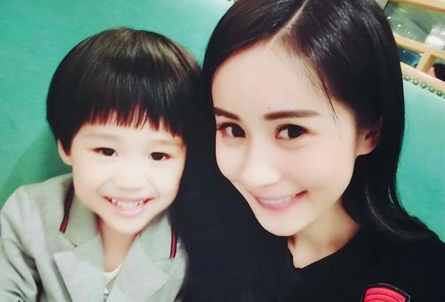 前《青春有你》成员黄一鸣未婚生女,孩子她爹竟是王思聪?(青春有你黄一鸣是安徽哪里人)-第15张图片-九妖电影 前《青春有你》成员黄一鸣未婚生女,孩子她爹竟是王思聪?(青春有你黄一鸣是安徽哪里人)-第15张图片-九妖电影