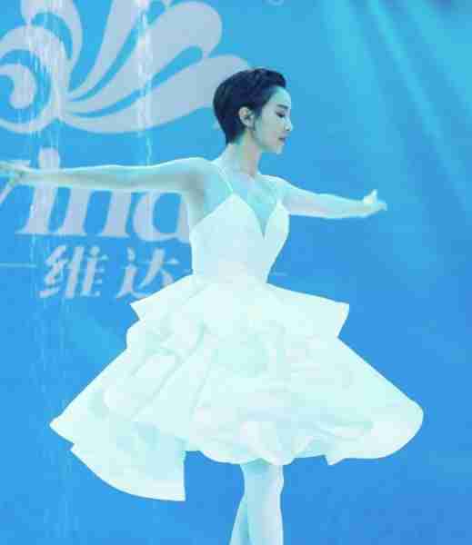 因身材发育过猛，惨遭国家游泳队淘汰，却被三流导演看中捧成顶流（国家游泳选手）-第4张图片-九妖电影