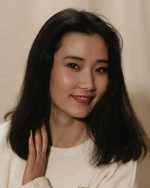 因长相太美无人敢追，父亲为她终生不再娶，她却成了姨太太专业户（因为长得漂亮,追的人太多,还想把她养成金丝雀）-第1张图片-九妖电影