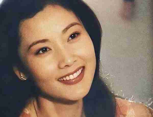 因长相太美无人敢追，父亲为她终生不再娶，她却成了姨太太专业户（因为长得漂亮,追的人太多,还想把她养成金丝雀）-第7张图片-九妖电影