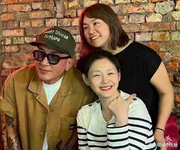 大S晒全身照正式复工，婚后素颜状态真好，红皮鞋手上戴18万名表-第6张图片-九妖电影