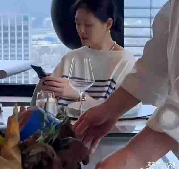 大S晒全身照正式复工，婚后素颜状态真好，红皮鞋手上戴18万名表-第5张图片-九妖电影