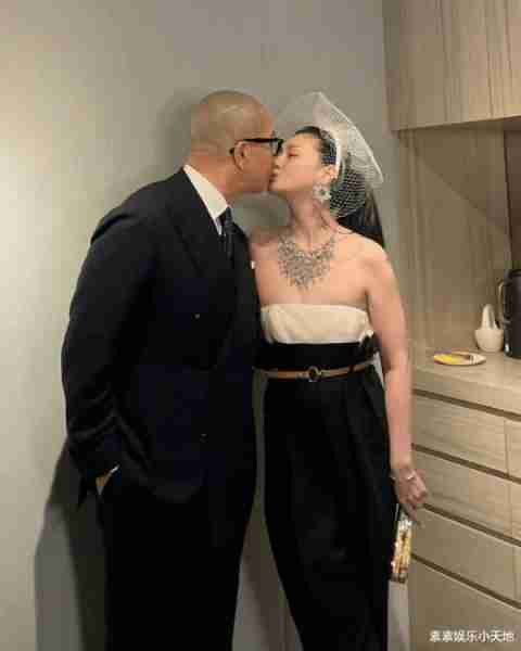 大S晒全身照正式复工，婚后素颜状态真好，红皮鞋手上戴18万名表-第10张图片-九妖电影