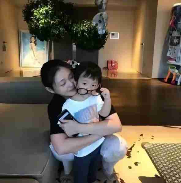 大S的子女痛失继承权,而更让人意外的是,张兰竟然放弃了对孙儿-第13张图片-九妖电影 大S的子女痛失继承权,而更让人意外的是,张兰竟然放弃了对孙儿-第13张图片-九妖电影