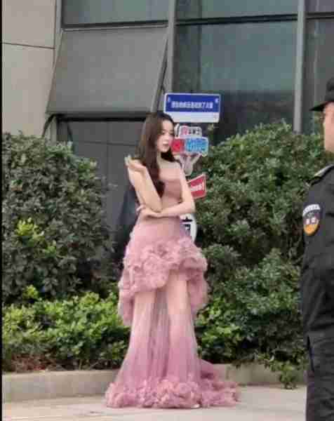 古力娜扎火星情报局上班路透，粉色薄纱抹胸裙，腿若隐若现引尖叫-第4张图片-九妖电影