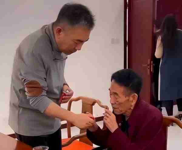大口吃肉大碗喝酒、爱抽华子，92岁杨少华，在享福路上一去不返-第2张图片-九妖电影