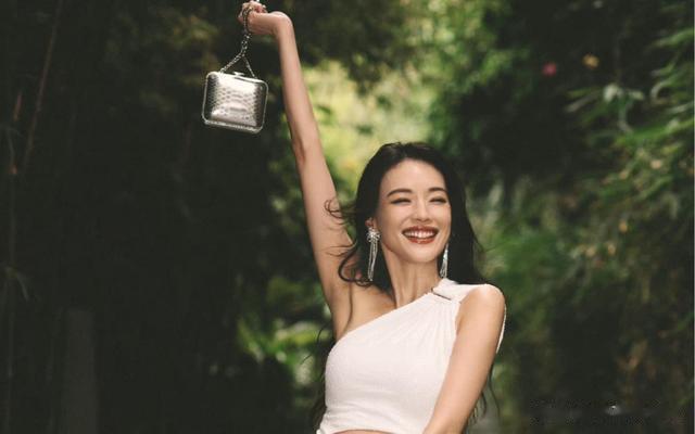 大嘴、驴脸、平胸，明明长得难看却火的一塌糊涂，她们到底凭啥？-第34张图片-九妖电影