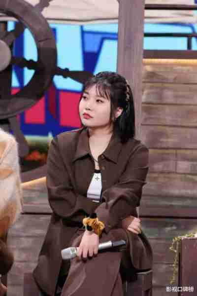 同为喜剧女演员，金靖怀孕、李雪琴恋爱，贾玲距离脱单还要多久？-第4张图片-九妖电影