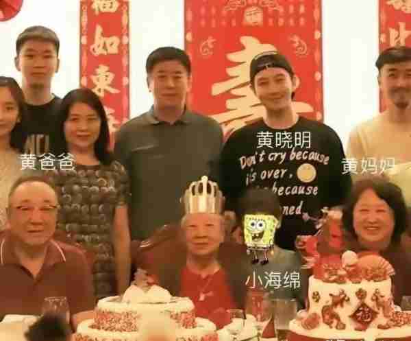 太炸裂！黄晓明杨颖合体逛迪士尼，两人情侣装打扮，7岁儿子抢眼-第7张图片-九妖电影