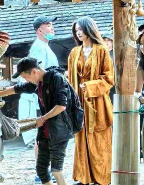 太炸裂！黄晓明杨颖合体逛迪士尼，两人情侣装打扮，7岁儿子抢眼-第9张图片-九妖电影