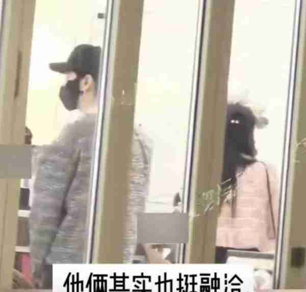 太炸裂！黄晓明杨颖合体逛迪士尼，两人情侣装打扮，7岁儿子抢眼-第10张图片-九妖电影