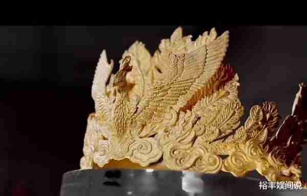 太豪横！张凯毅被求婚，男方送四斤黄金打造的皇冠，4.02克拉钻戒-第7张图片-九妖电影