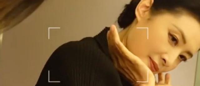 周涛穿高开衩旗袍反差大，网友留言希望她重返央视，继续主持春晚-第2张图片-九妖电影