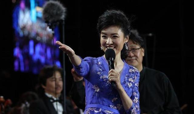 周涛穿高开衩旗袍反差大，网友留言希望她重返央视，继续主持春晚-第6张图片-九妖电影